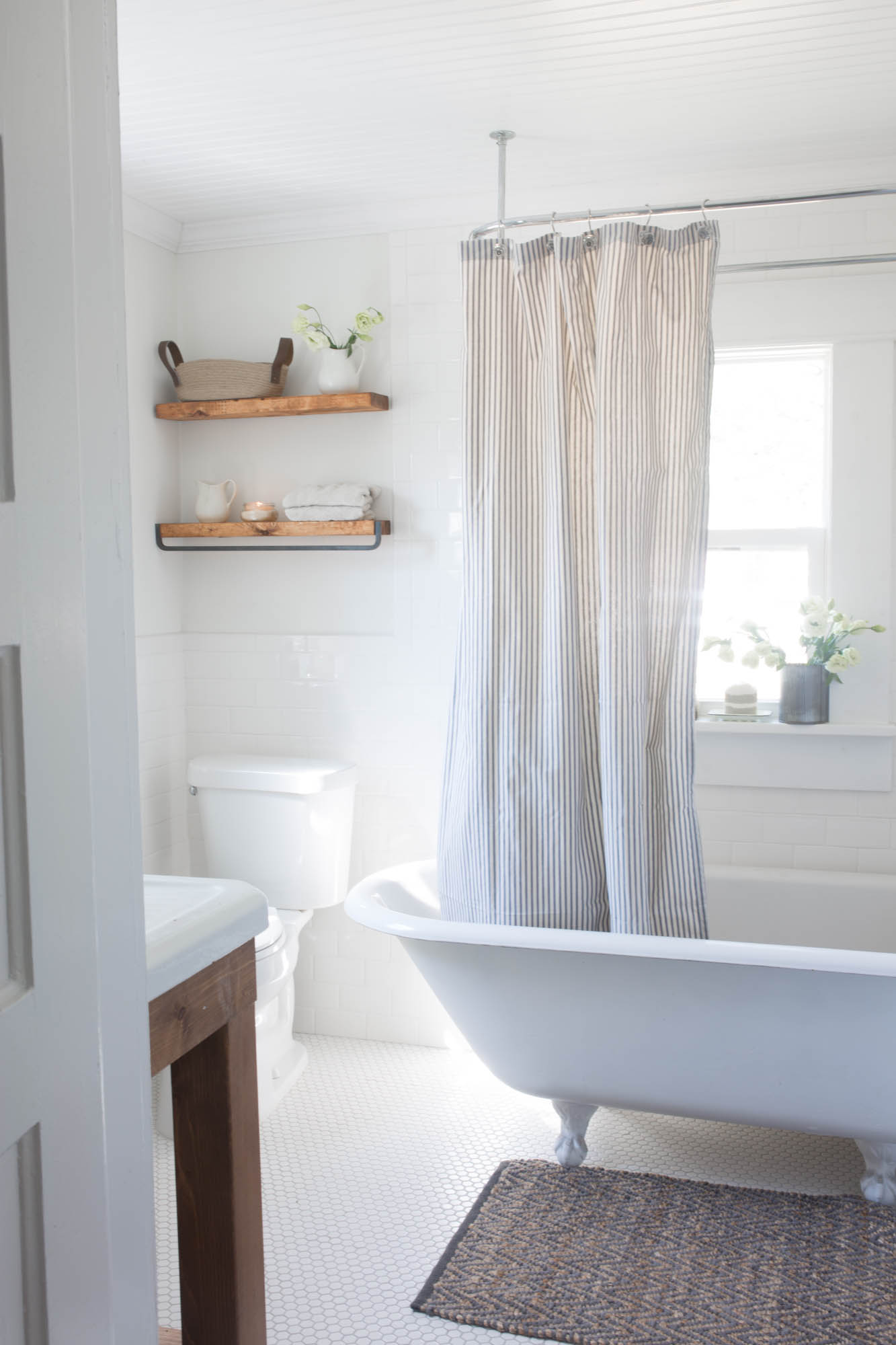 Simple Farmhouse Bathroom Design Ideas for Small Space